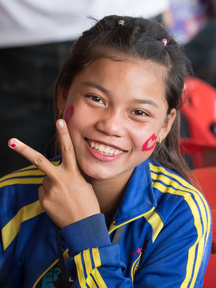 Портрет девочки-подростка с рисунком на щеке